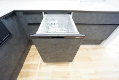 炊事時間を大幅に短縮できる食器洗浄乾燥機付き＾＾食器を洗う手間が減るので家族とのコミュニケーションの時間や自分の時間が増えますね。