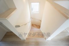 日中でも暗くなりがちな階段には、小窓を配置し採光も考えられたつくり＾＾手摺付きなので安全に上り下りできますね＾＾
