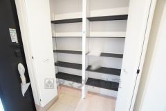 ご家族の靴をスッキリと片付けられるシューズボックス付きの玄関です＾＾スッキリと片付いた玄関は気持ちがいいです。