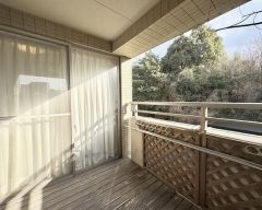 陽当たりの良いバルコニーです。お洗濯やお布団干しはもちろん、日光浴スペースにも＾＾ バルコニー3か所＆ライトコートあり＾＾ 