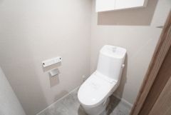 清潔感のあるトイレ＾＾上部には収納棚付きで、トイレットペーパーや掃除用品を収納できてすっきり整理整頓されたトイレに＾＾