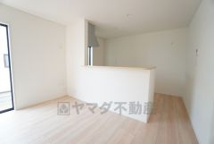 窓から光が差し込む明るいダイニングです＾＾