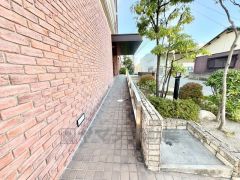 ントランスへはスロープが設けられています。 ベビーカーや車椅子に対応可能です＾＾ 小さなお子様とも手をつないで歩ける幅です＾＾ 