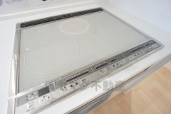 お手入れのしやすいIHクッキングヒーターです。3口コンロなので、効率よくお料理が楽しめます。毎日のお料理も楽しくなりますね＾＾