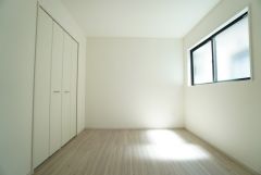 5.2帖。住む人のこだわりを活かす洋室＾＾広めのクローゼットもあり荷物もすっきり片付けられ、ゆとりのある暮らしが出来ます＾＾