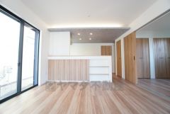 キッチン上部は折下げ天井でお洒落な空間＾＾窓から光が差し込む明るいダイニングです