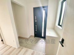 玄関にはシューズクローク＆シューズボックス付き。ご家族全員分の靴からベビーカーやゴルフバッグなどもしっかり収納できます＾＾