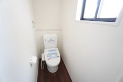 1階2階の2ヶ所にトイレがありますので、忙しい朝にも家族に気を使わず、ゆとりが生まれますね＾＾ 小窓付きで換気する時に便利です＾＾