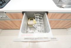 炊事時間を大幅に短縮できる食器洗浄乾燥機付き＾＾食器を洗う手間が減るので家族とのコミュニケーションの時間や自分の時間が増えますね。