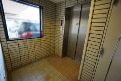 お買い物帰りで荷物が多いときなどに便利な、エレベーター。