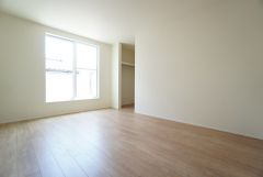 8.3帖。主寝室としてお使いいただけそうなこちらのお部屋は、日当たりが良く、爽やかな風を感じて起きる朝は、快適生活の始まりに。