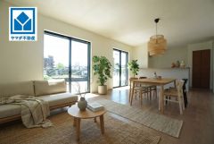 家具はイメージです。 大きな窓のあるリビングは、陽光あふれる明るい空間です。居心地良く、ご家族皆がゆったり寛げる憩いの空間となりそうです。