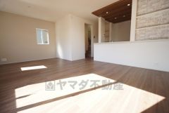 16.7帖。家族が集まる開放的なリビング。思い思いの時間を過ごしたり食事をしたり、素敵な団らんの場になりますね。