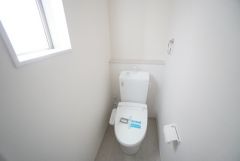 1階2階の2ヶ所にトイレがありますので、忙しい朝にも家族に気を使わず、ゆとりが生まれますね＾＾ 小窓付きで換気する時に便利です＾＾