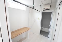 室内物干しとカウンターを備えた家事ラク脱衣室。洗う・干す・畳むが一か所で完結する便利な設計です。