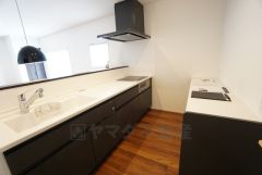 対面式なのでリビングにいるご家族とコミュニケーションを取りながら洗い物や、お料理が楽しめそうですね＾＾キッチン後方にはキッチンバック付き。作業スペースが広がり効率アップ＾＾