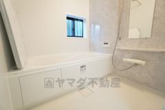 1日の疲れを癒すくつろぎのバスルーム。足を伸ばしてもゆったりと入れるサイズです。お子様と一緒にお風呂に入っても狭くないですね＾＾