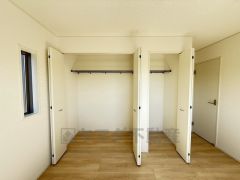 洋室にはラック付きのクローゼットが設けられています。たっぷり収納できるので衣替えの心配もいりませんね＾＾