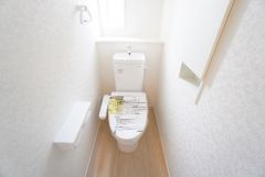 温水洗浄機付トイレです。節水機能もあるので、安心して使えますね。もちろん、1階2階の2ヶ所にトイレがあるので、忙しい朝にもゆとりができますね。