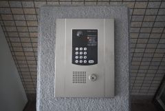 防犯性もばっちり、TVモニター付きインターホン完備。来訪者の顔が見えるので、安心＾＾お子さん1人での留守番時にも活躍しそうです。 