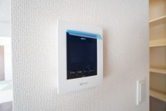 防犯性、セキュリティ対策に安心できるテレビモニター付きインターフォンです。セールスマン対策にもなり安心できます。