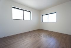 住む人のこだわりをいかせそうな家具を選ばないナチュラルな色合いの壁紙とフローリング。
