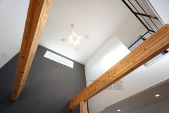 天井まで見渡すことが可能であるため視線の抜けが良く、実際の部屋の広さよりも広く感じます＾＾