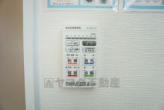 浴室暖房乾燥機には、暖房、乾燥、涼風、換気の4つの機能が付いています。タイマー付きです。換気・雨の日の洗濯も安心です＾＾