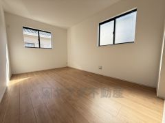 7帖。主寝室としてお使いいただけそうなこちらのお部屋は、日当たりが良く、爽やかな風を感じて起きる朝は、快適生活の始まりに。