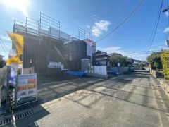 前面道路は北側約3.9ｍの公道に面しています。 住人以外の車の進入も少なく、小さなお子様を持つご家庭にも安心です。