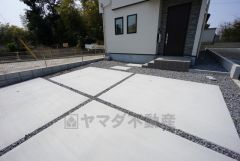 駐車スペースはゆとりある並列2台分を確保。マイカー用に、お客さま用に、余裕を持ってご利用いただけます。