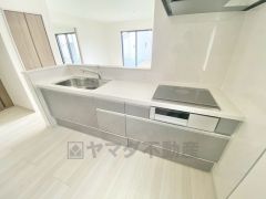 対面式キッチンなのでリビングにいるご家族とコミュニケーションを取りながら洗い物や、お料理が楽しめそうですね＾＾