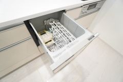 炊事時間を大幅に短縮できる食器洗浄乾燥機付き＾＾食器を洗う手間が減るので家族とのコミュニケーションの時間や自分の時間が増えますね。