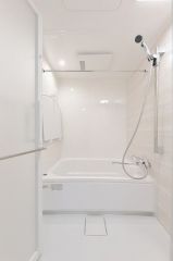 1日の疲れを癒すくつろぎのバスルーム。足を伸ばしてもゆったりと入れるサイズです。お子様と一緒にお風呂に入っても狭くないですね^^