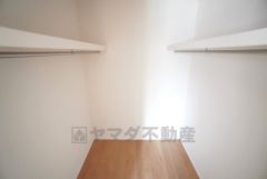 寝室にはハンガーパイプ付きのウォークインクローゼットが設けられています。たっぷり収納できるので衣替えの心配もいりませんね＾＾その他全居室収納付き＾＾ 