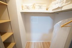 収納力豊富なウォークインクローゼット。洋服や小物などを1箇所にまとめて美しい収納を実現します。スーツケースのような大型の荷物も置けます＾＾