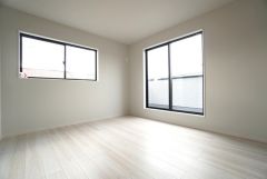 8.3帖。主寝室としてお使いいただけそうなこちらのお部屋は、日当たりが良く、爽やかな風を感じて起きる朝は、快適生活の始まりに。
