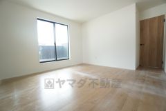 8.5帖。主寝室としてお使いいただけそうなこちらのお部屋は、日当たりが良く、爽やかな風を感じて起きる朝は、快適生活の始まりに。