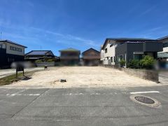 2026年5月撮影。駐車スペース2台分。駐車場はお客さま用に、余裕を持ってご利用いただけます＾＾