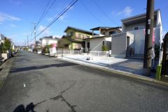 西側約6ｍの公道に面しています。