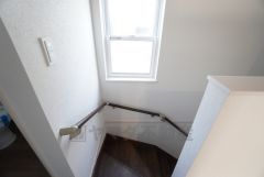 お子様も高齢の方も安心して上り下りができる手摺がついた安心設計です。 階段には小窓を配置しました。日中でも暗くなりがちな階段下が明るくなり安全ですね。