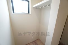 玄関ホールにはハンガーパイプ付きの収納スペース完備＾＾ 上着やバッグを帰宅後すぐ掛けられ、散らかりにくい玄関を保てます。