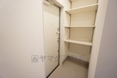 玄関ホールには可動棚付きの収納スペースを確保しました ＾＾