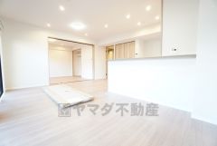 窓から光が差し込む明るいダイニングです＾＾