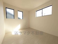 2面採光を確保した明るい室内は、風通しも良く、大変居心地の良い空間となっております。日当たりがよく、子供部屋としての利用もおすすめ。