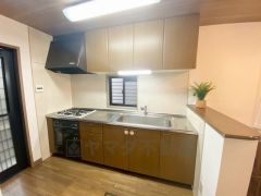 キッチン横にはカウンター付き。 お子さまの勉強スペースや作業の場、家事の合間の一息休憩にも＾＾勝手口あり＾＾