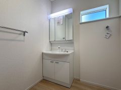 三面鏡裏収納付き洗面化粧台です＾＾ 歯磨きセットやスキンケア用品などの収納に便利ですね。