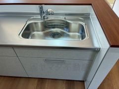 大きなお鍋も楽々洗える幅の広いシンクです＾＾ステンレスシンクなので簡単にお掃除できますよ。洗剤やスポンジもすっきりできる収納付き。