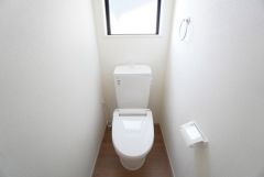 1階2階の2ヶ所にトイレがありますので、忙しい朝にも家族に気を使わず、ゆとりが生まれますね＾＾ 小窓付きで換気する時に便利です＾＾