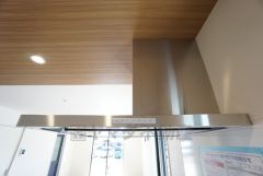 スタイリッシュなレンジフード＾＾調理中に出る湯気や油分などを効率よく外に逃がしてくれます。